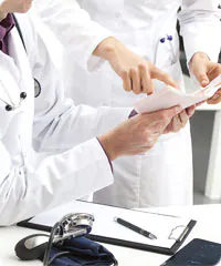 rounded-medical-consultation.jpg doctors discussing results