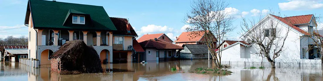 un grupo de casas inundadas