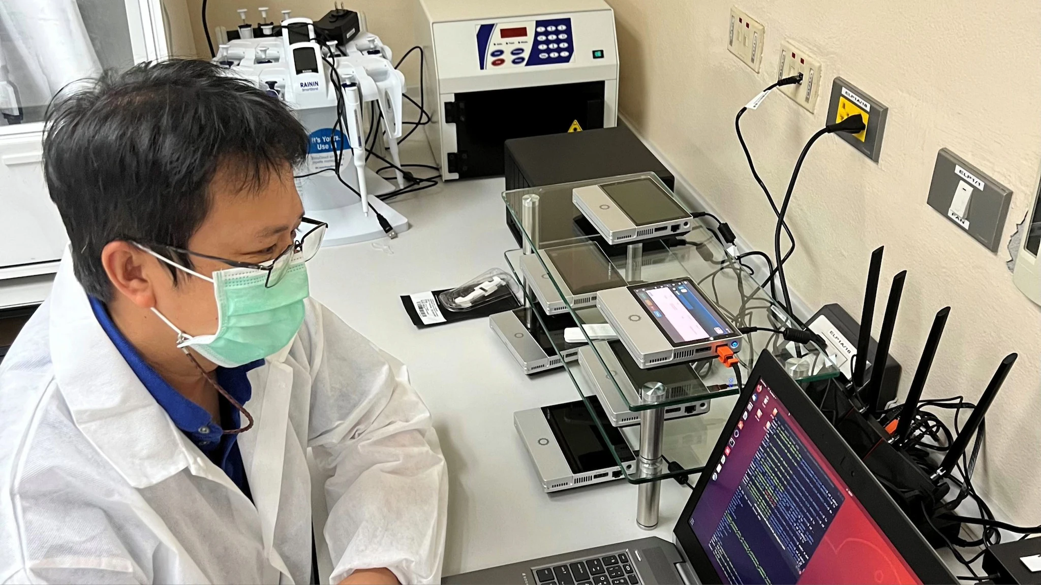 Laboratory_1 CDC Dr. Pongpun Sawatwong analyzes sequence data to confirm the first Omicron Variant in Thailand