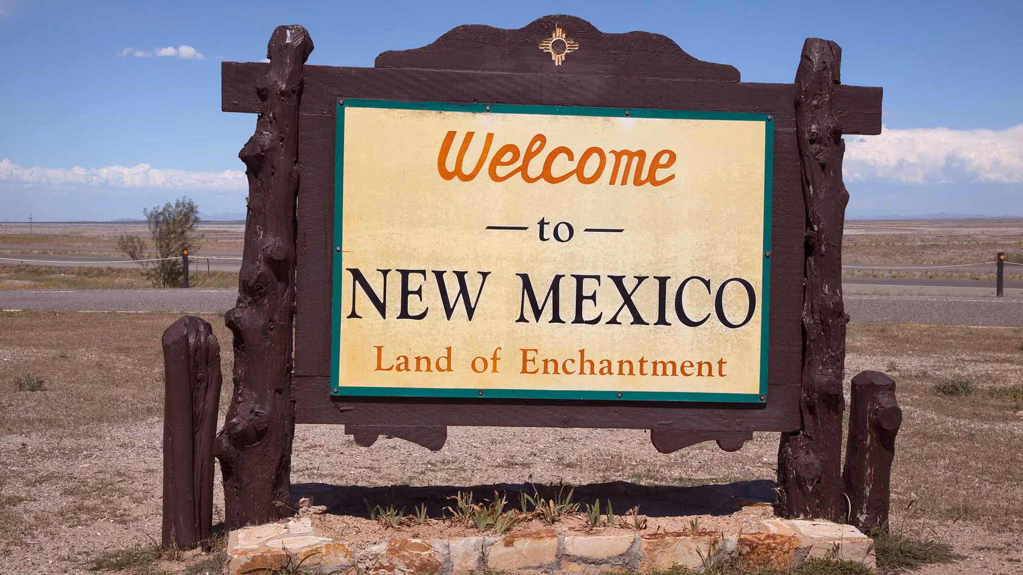 New Mexico Sign saying Welcome to New Mexico, Land of Enchantment