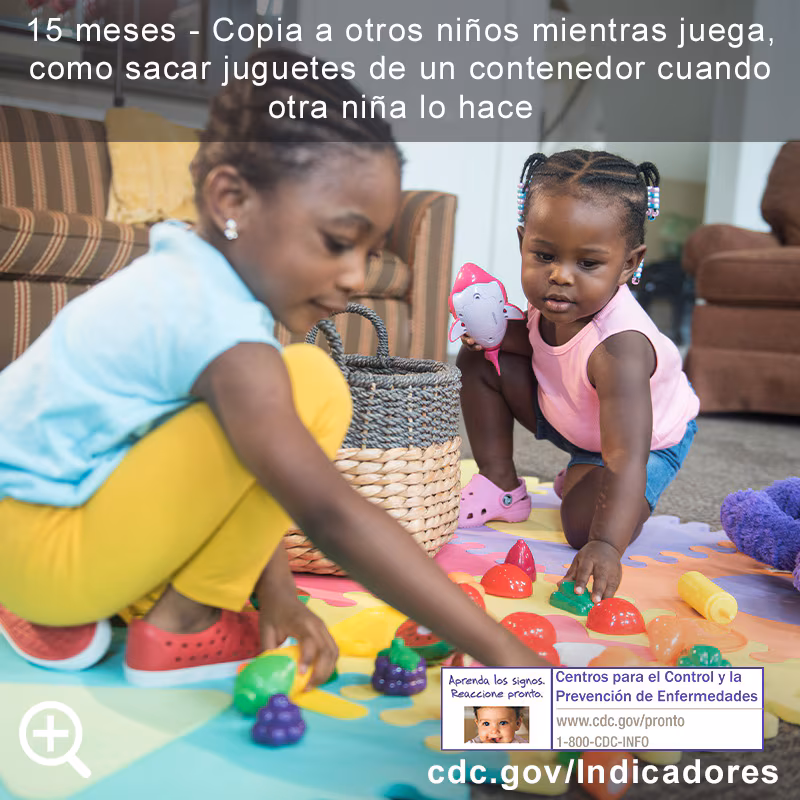 Copia a otros niños mientras juega, como sacar juguetes de un contenedor cuando otro niño lo hace