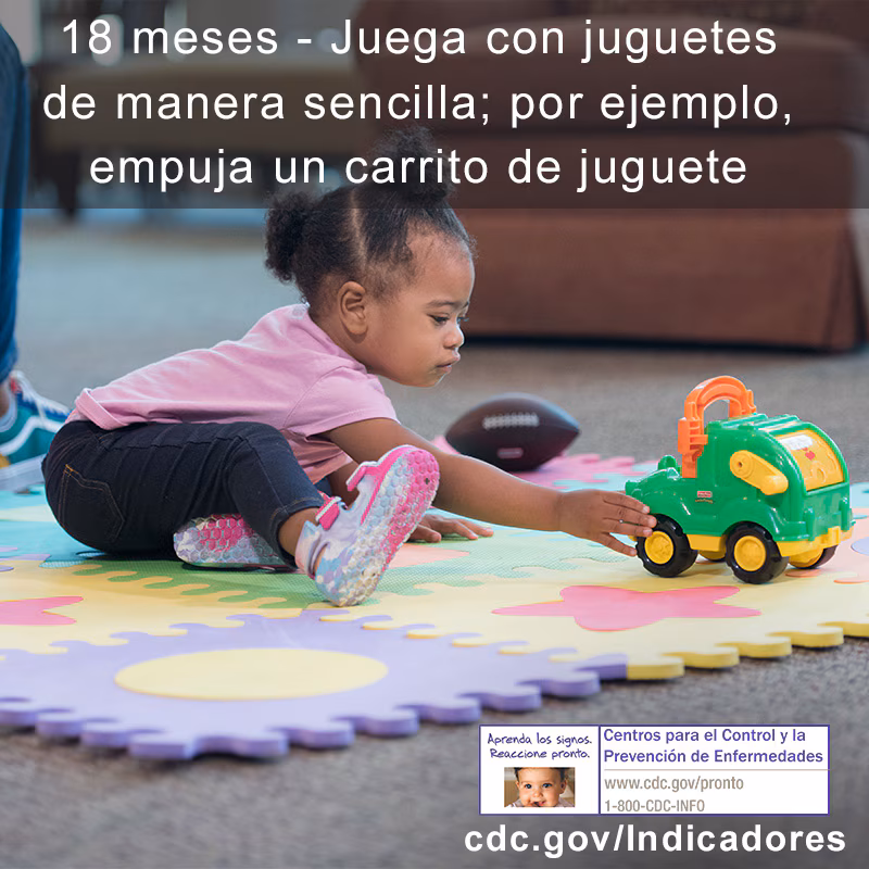 Juega con juguetes de manera sencilla; por ejemplo, empuja un carrito de juguetes