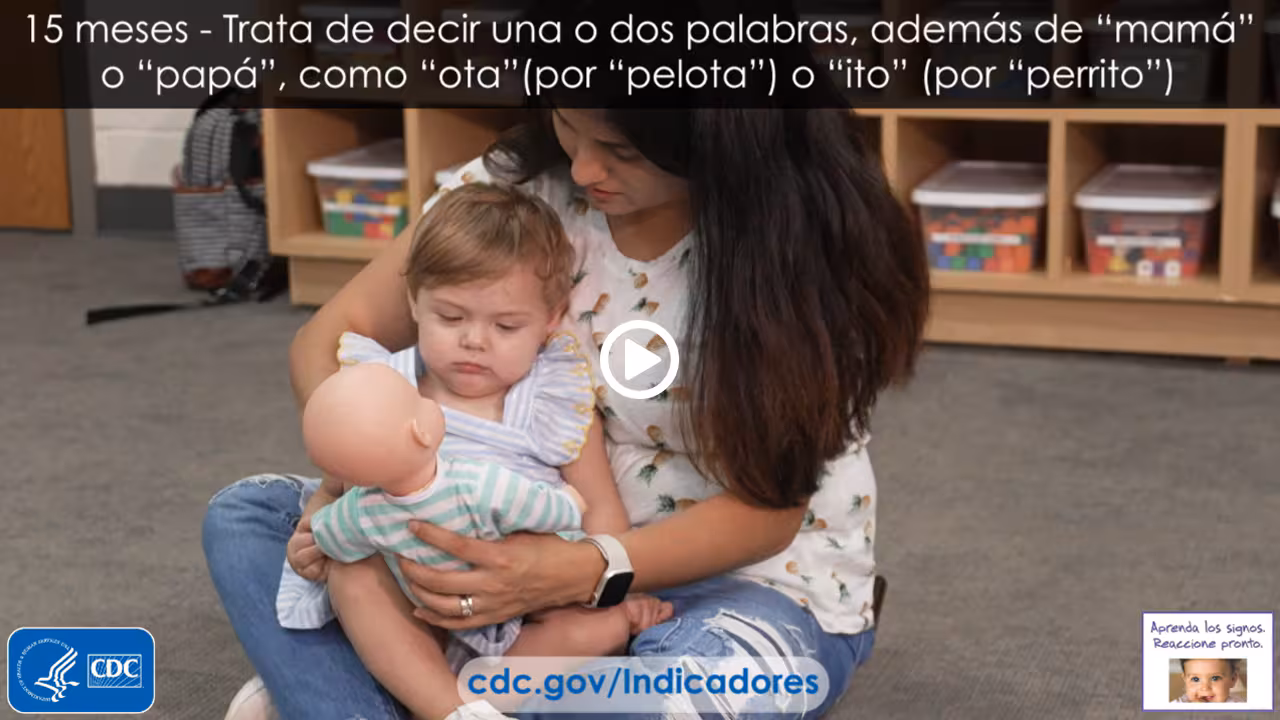 Trata de decir una o dos palabras, además de “mamá” o “papá”, como “ota” (por “pelota”) o “ito” (por “perrito”)