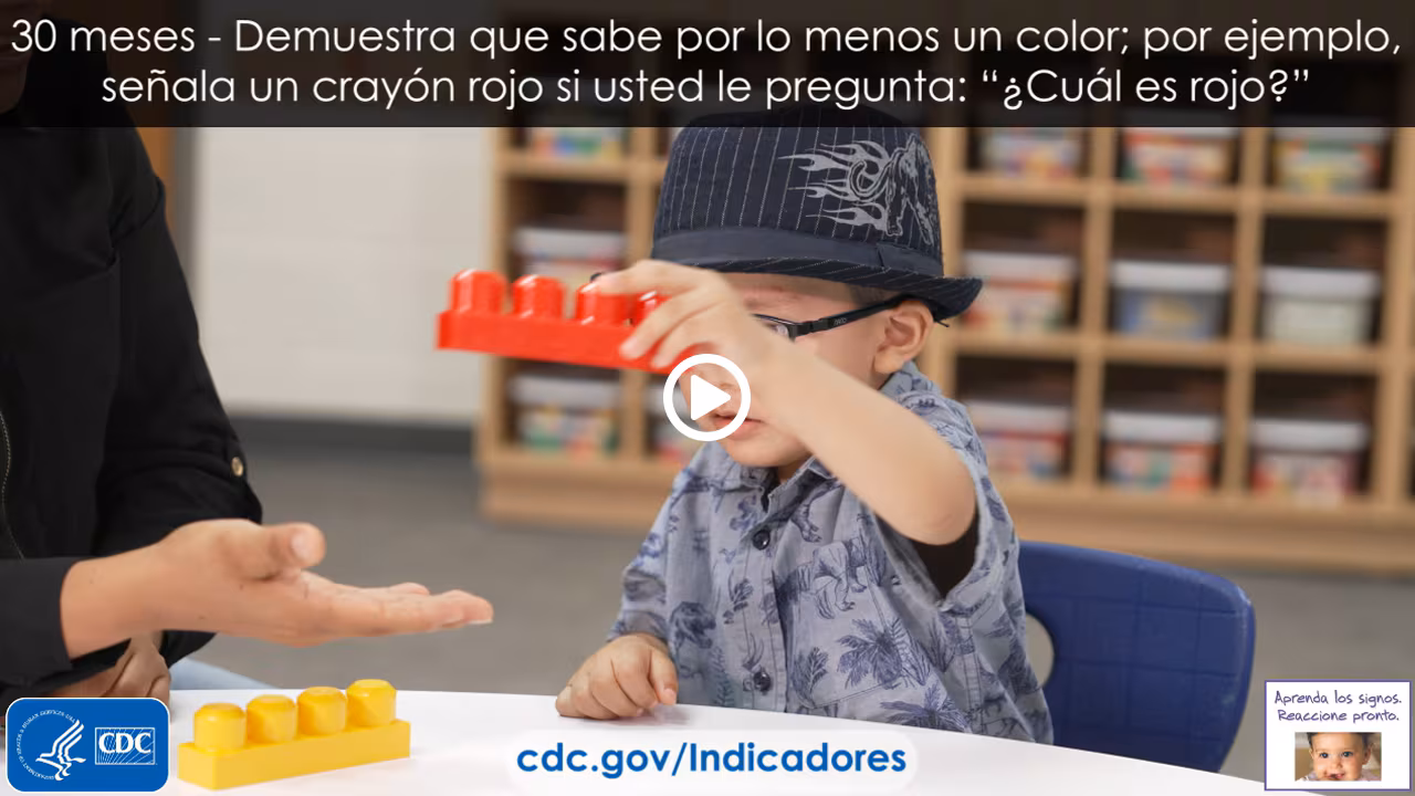 Demuestra que sabe por lo menos un color; por ejemplo, señala un crayón rojo si usted le pregunta: “¿Cuál es rojo?”