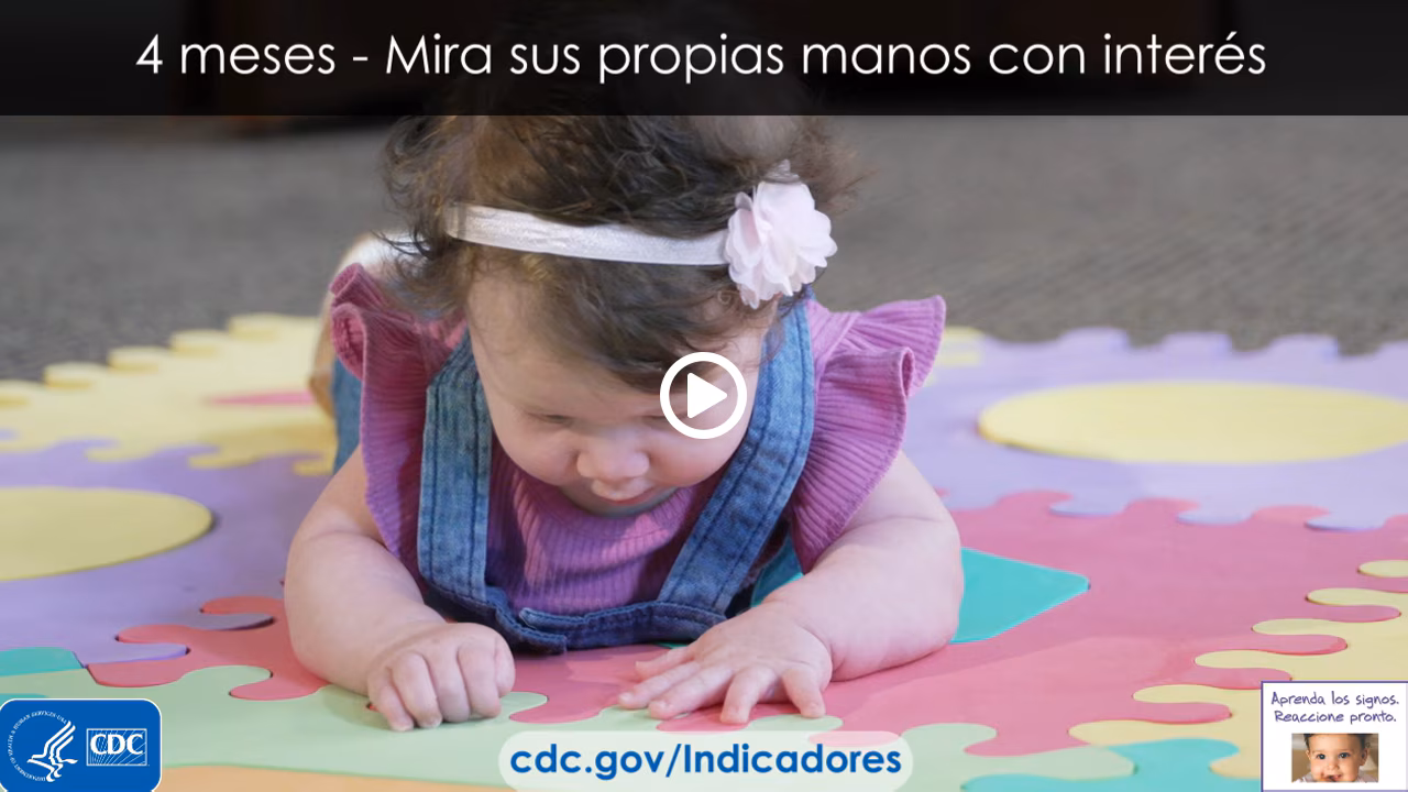 Mira sus propias manos con interés