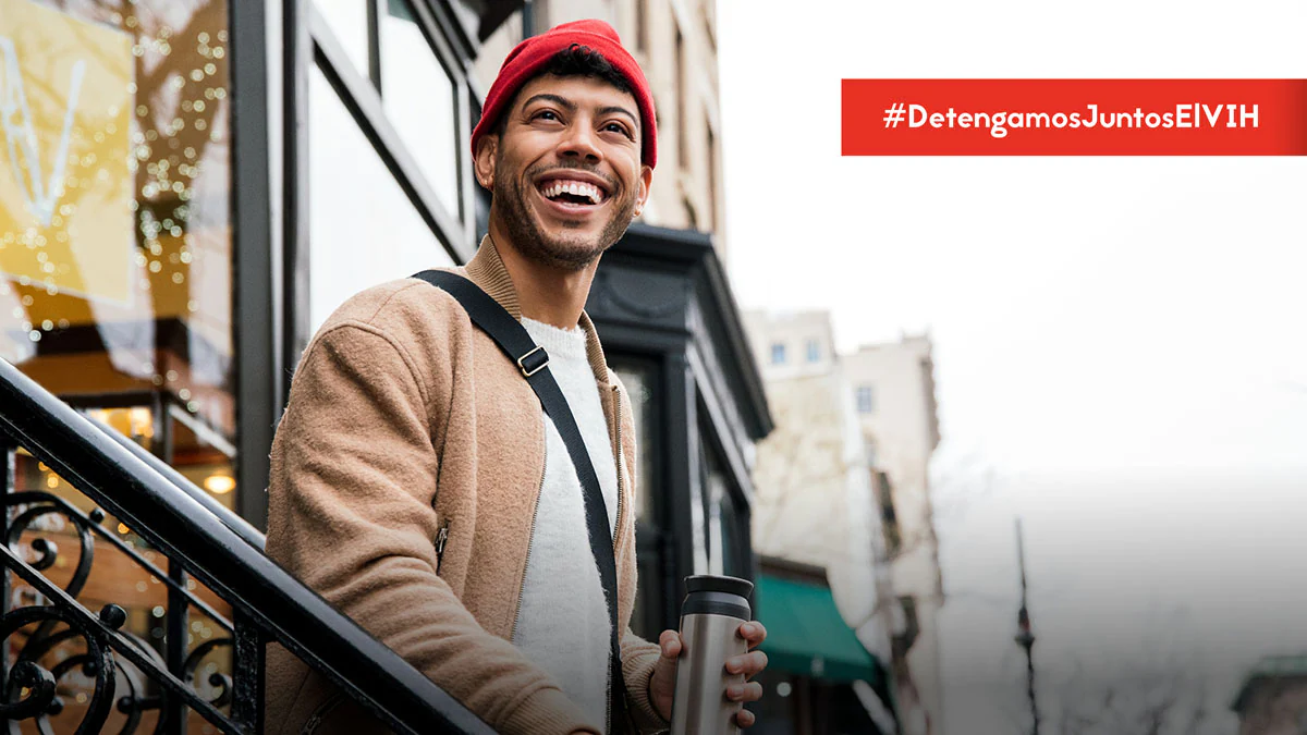 TwitterPosts-STSH-HTW-2020 El #VIH no tiene que ser una barrera para hacer las cosas que amas y vivir una vida plena. Encuentra recursos e información sobre el tratamiento del VIH y apoyo aquí: https://bit.ly/303Y6oI #DetengamosJuntosElVIH - Male smiling while standing outside on stairs holding a coffee mug