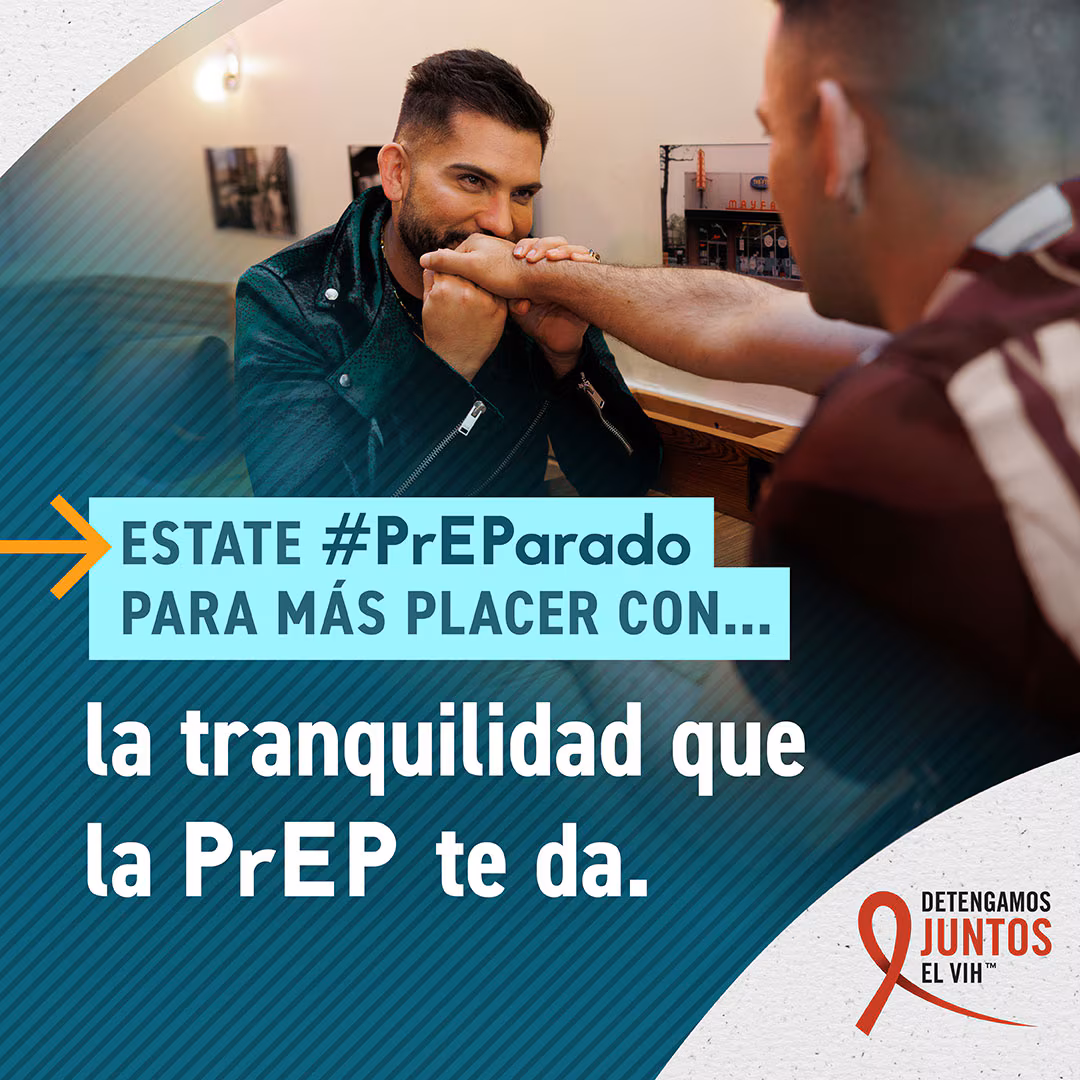 Get PrEPared – Eli & Elias Una imagen de un hombre mostrando cariño a su pareja – otro hombre -- con texto que muestra: Estate #PrEParado para más placer con la tranquilidad que la PrEP te da.