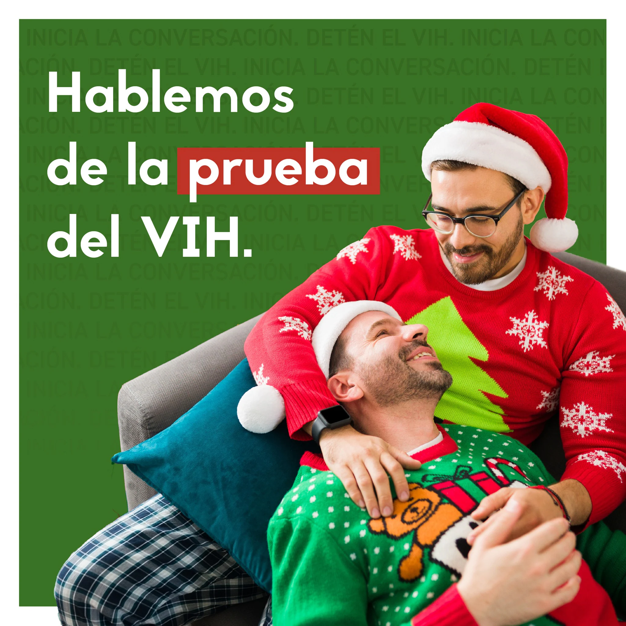 cdc-hiv-together-social-media-image-testing-es Una imagen de una pareja masculina vistiendo suéteres festivos con las palabras hablemos sobre la prueba del VIH.