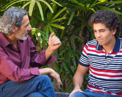 Padre hablando con su hijo adolescente