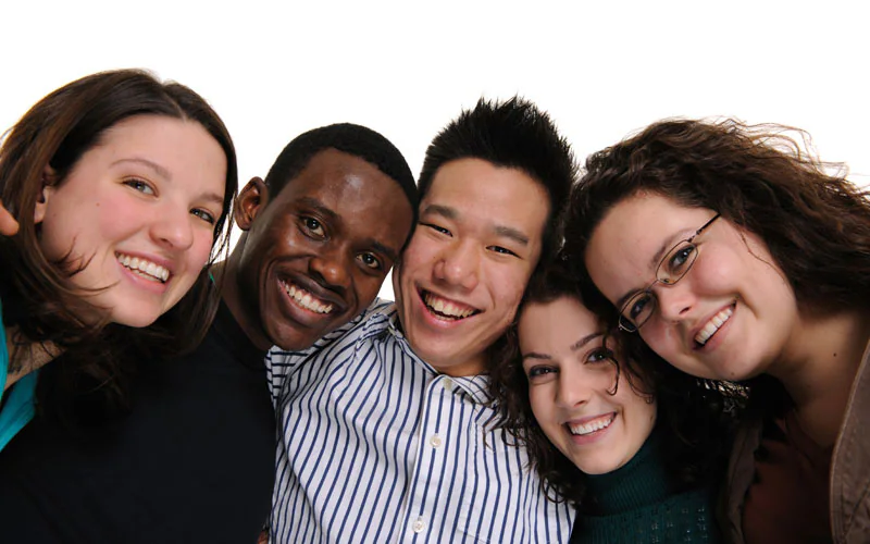 quitline-10-ques-1 ¿Qué pasa si prefiero hablar con alguien en otro idioma que no sea español? Feliz grupo de personas.