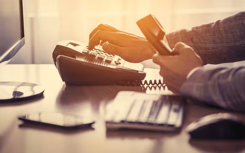 quitline-quest10-1 10) ¿Cómo puedo aprender más sobre las líneas telefónicas de ayuda para dejar de fumar? Persona que marca un teléfono.