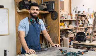 Hombre trabajando en un taller de carpintería