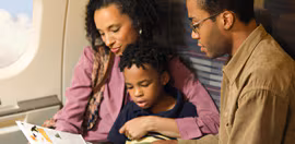 Familia leyendo en un avión